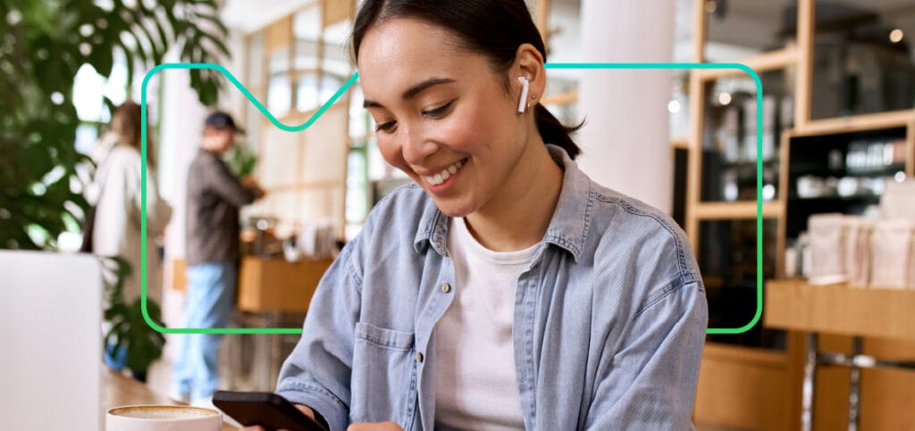 Lernende nutzen mobile LMS-App, die von Synergy Learning