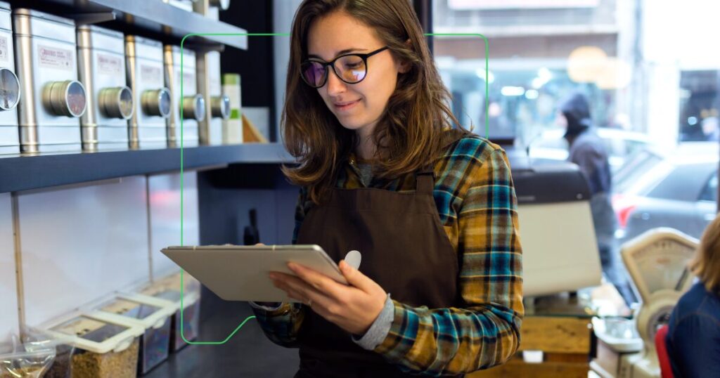 Einzelhandelsmitarbeiter nutzt die Plattform moodle LMS , um das Onboarding zu erleichtern