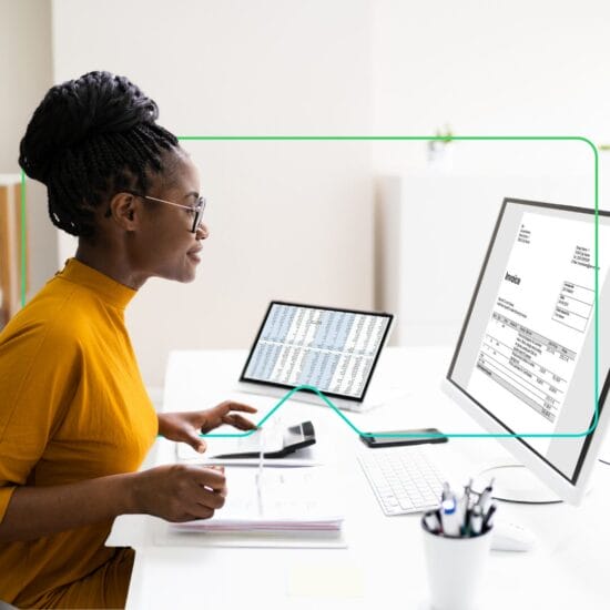 Berufstätige Frau nutzt ein Lernmanagementsystem, um die Einhaltung von Vorschriften in der Finanzdienstleistungsbranche zu erleichtern