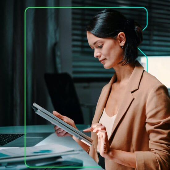 Fachfrau liest Lernmanagementsysteme Reporting und Analytik