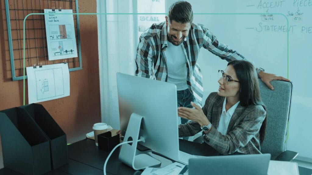 Büroangestellte, die sich Power BI auf ihrem LMS ansehen – Synergy Learning