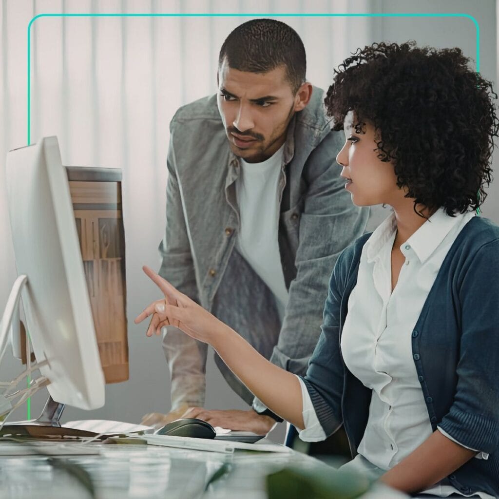 Mitarbeiter, die sich mit der von Synergy Learning angebotenen Power BI-LMS-Integration befassen