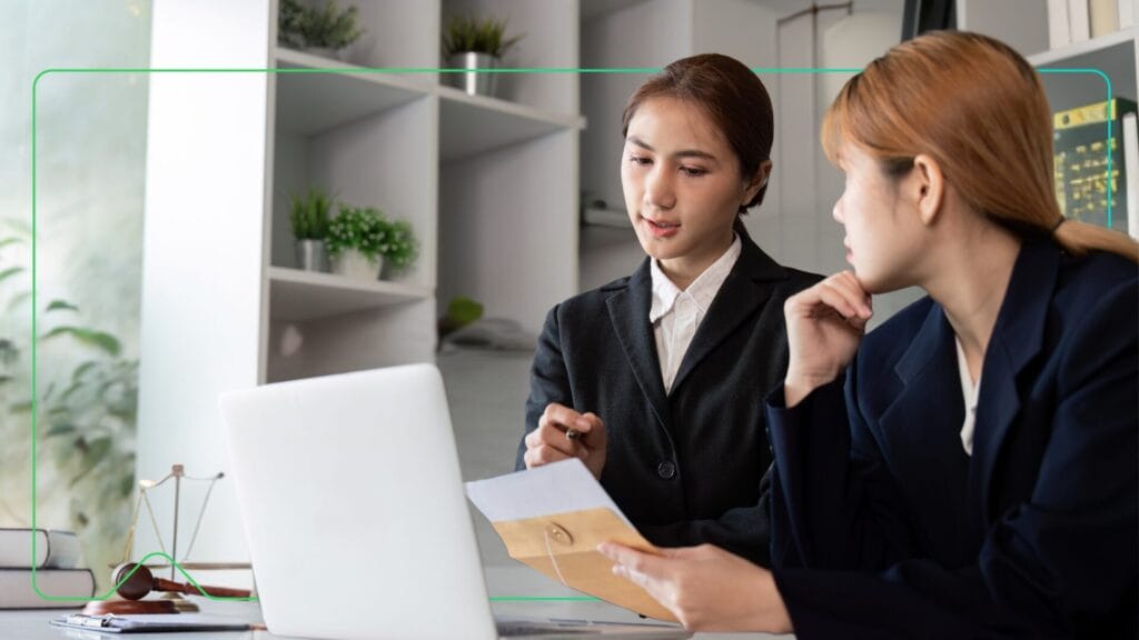 Anwälte, die in einem Büro sitzen und sich ein Rechtsdienstleistungs-LM ansehen - Synergy Learning