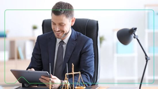 Anwalt, der in einem Büro sitzt und sich einen Rechtsdienstleistungs-LM ansieht - Synergy Learning