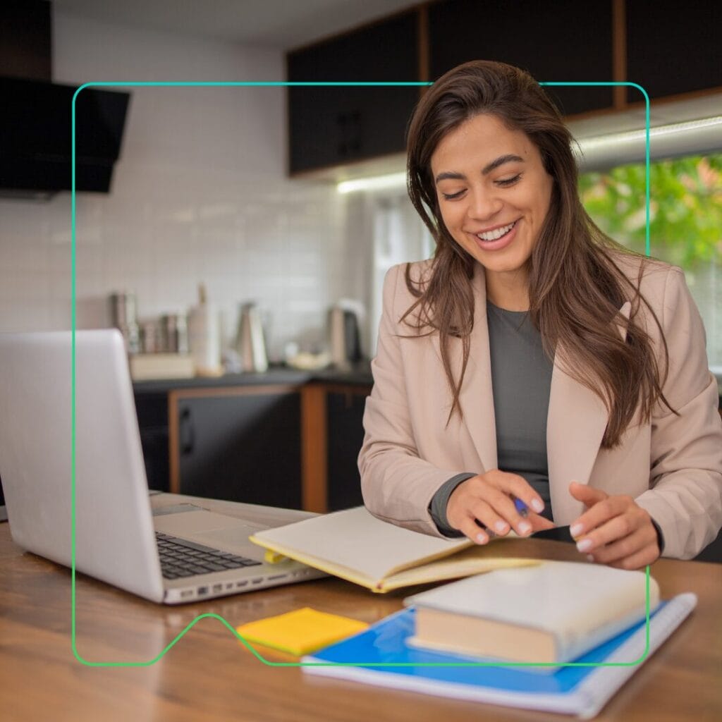 Lern- und Entwicklungsexperten nutzen die Synergy Learning Kundenressourcendrehscheibe auf einem Desktop-Gerät
