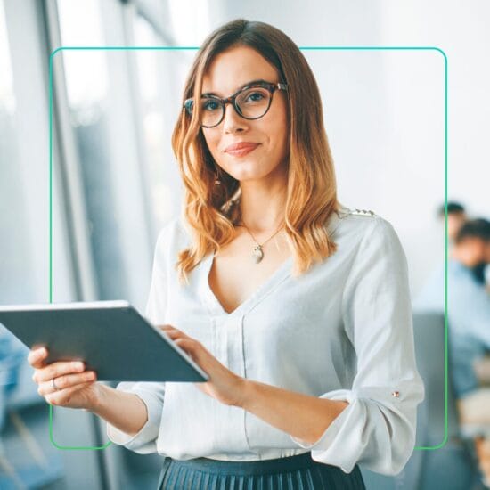 Fachkraft für Lernen und Entwicklung nutzt ein Tablet-Gerät, um LMS-Videofallstudien anzusehen