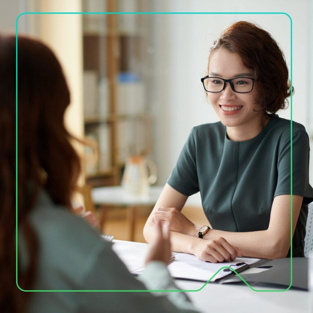 Manager und Mitarbeiter führen ein Einzelgespräch, um das Engagement der Lernenden zu verbessern – Synergy Learning