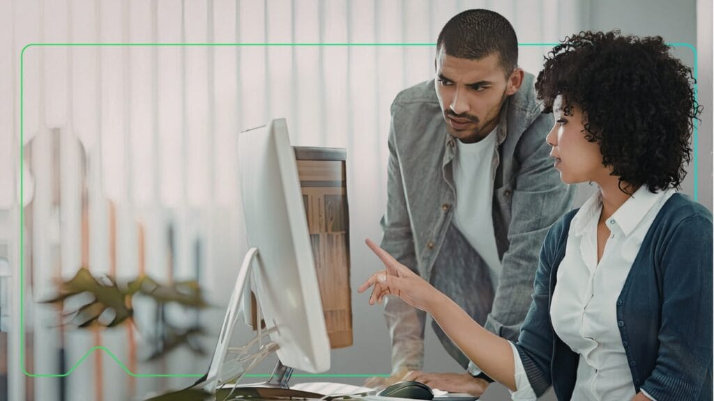 Das Weiterbildungsteam liest einen Artikel, um zu entscheiden, ob es den LMS-Anbieter wechseln soll