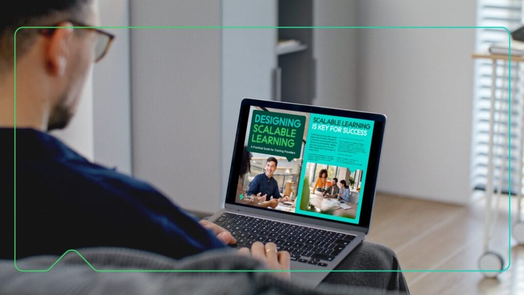 Person, die den Leitfaden „Synergy Learnings“ zur Gestaltung skalierbarer Lernangebote liest